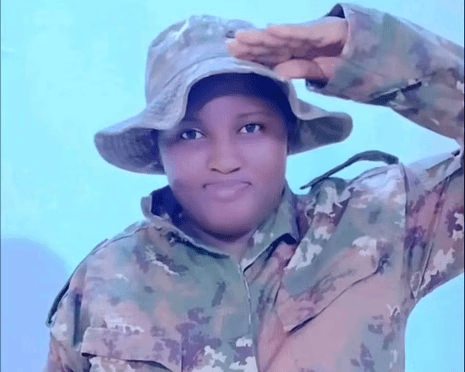 صورة الضحية بالزي العسكري