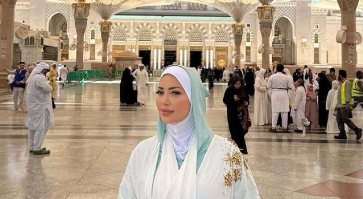 نسرين طافش تثير تفاعل الجمهور بإطلالة محتشمة من المسجد النبوي!