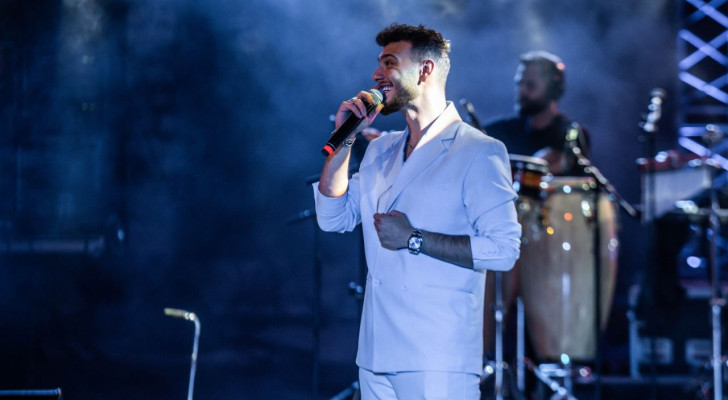 بحفلٍ كامل العدد… الشامي يُبهر جمهور "الحمامات" في أولى حفلاته بتونس