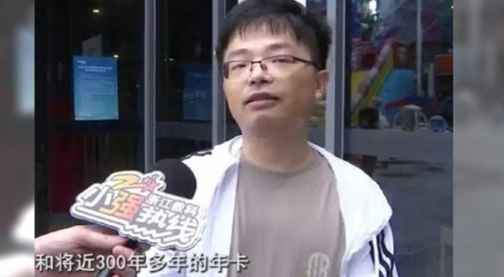 موظف صالة رياضية يقنع عميلا باشتراك لمدة 300 سنة!