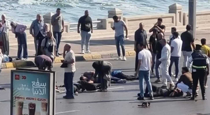 سائق يدهس أسرة كاملة أثناء عبور الطريق بمدينة الإسكندرية! (فيديو)
