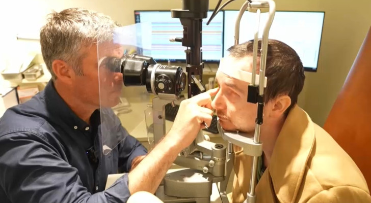 يرى بأسنانه! رجل يحظى بأغرب عملية استعادة بصر على الإطلاق!