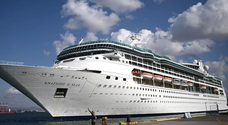 رجل يقفز من سفينة سياحية بعد أن خسر في القمار أكثر من 16 ألف دولار