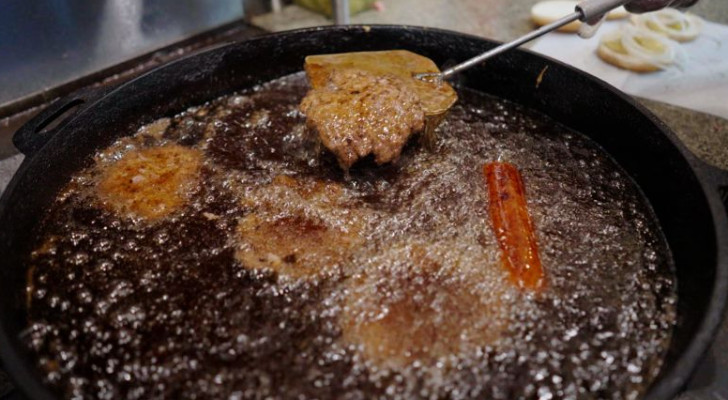 مطعم في أمريكا يقلي البرجر في نفس الزيت منذ عام 1912!