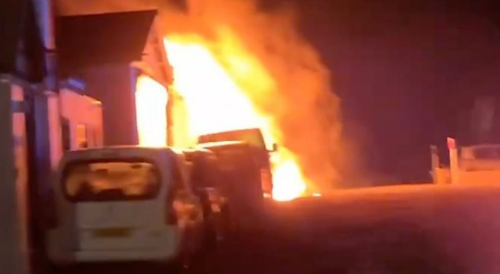 بالفيديو: ملثمان يحرقان مسجدًا في بريطانيا بالبنزين!