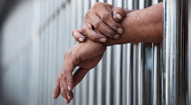 رجل ستيني يسطو على سوبرماركت ليُسجن بجانب حفيده!