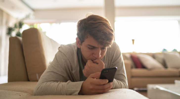 فوبيا الهاتف .. لماذا يفضل المراهقون الرسائل القصيرة على المكالمات الصوتية؟