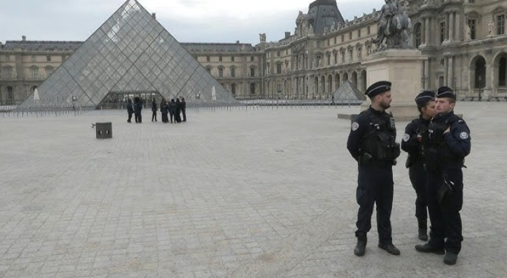 إغلاق متحف اللوفر بسبب سرقة مجوهرات نادرة تعود لزمن نابليون!