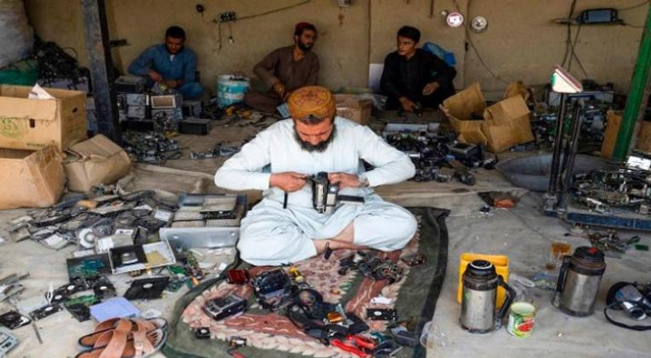 قيمتها 60 ألف دينار.. باكستاني يستخرج 190 جرام ذهب من الهواتف التالفة!