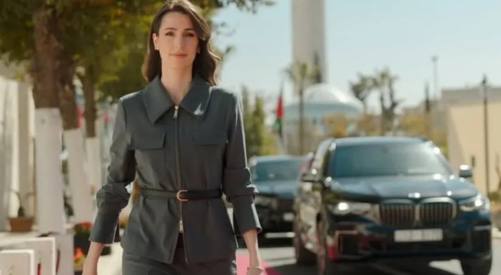 الأميرة رجوة تخطف الأنظار بأناقتها الهادئة والحقيبة التي تحمل اسم ابنتها!