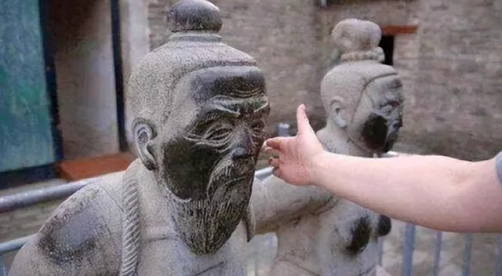 الصين لا تغفر للخونة.. هذان التمثالان يركلان يوميا في الصين منذ 5 قرون!