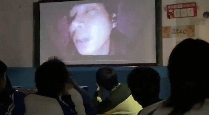 آذتها نفسيا: أسرة تقاضي مدرسة عرضت فيلم رعب لطفلتهم!