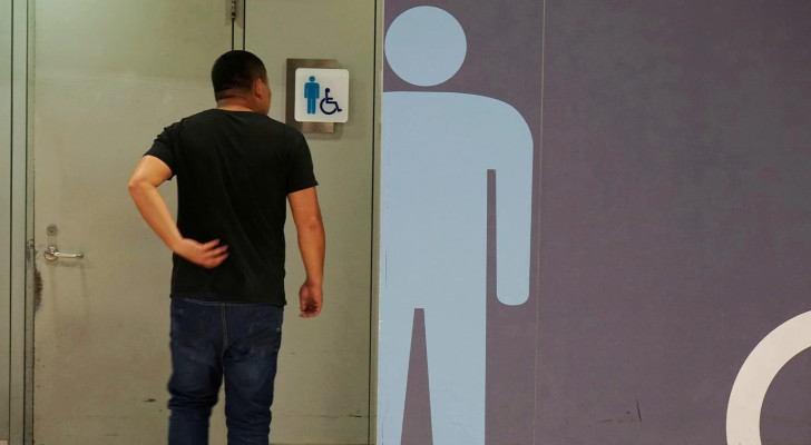 موظف فصل عن العمل بسبب قضائه 6 ساعات في الحمام!