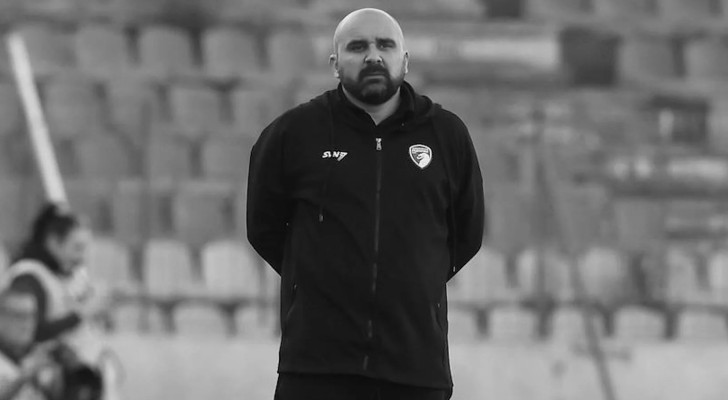 مدرب صربي ينهار أثناء مباراة ويفارق الحياة في طريقه للمستشفى!