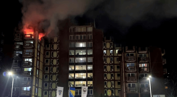 مأساة في البوسنة.. حريق ضخم يودي بحياة 10 مسنين في دار رعاية!