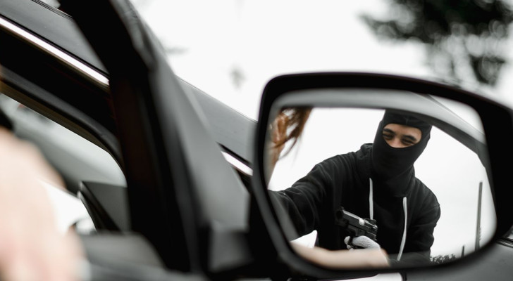 الشرطة فضحته: رجل يسرق سيارته بنفسه ليتهرب من التسوق مع زوجته!