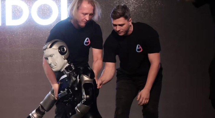 روبوت روسي يسقط على وجهه ويحرج مطوريه أثناء تقديمه  الأول للجمهور!