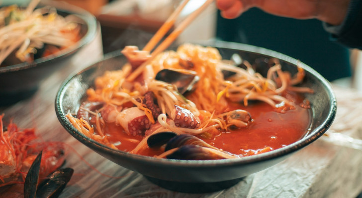 "نحن لا نبيع الوحدة!".. مطعم كوري يرفض الزبائن المنفردين بسبب الظروف الاقتصادية!