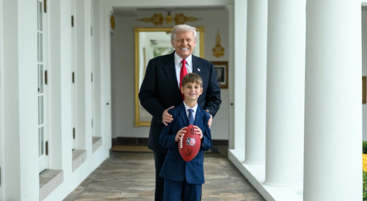 ترامب يلعب كرة القدم الأمريكية مع حفيده داخل البيت الأبيض!