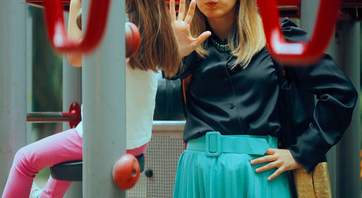 صانعة محتوى تحاول طرد أطفال من حديقة عامة لأنهم "يفسدون لقطتها!"