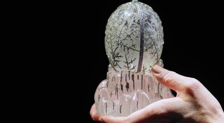 "بقيمة 19 ألف دولار!".. رجل يبتلع بيضة فابرجيه مرصعة بالألماس، والشرطة تبحث عنها داخل جسده!