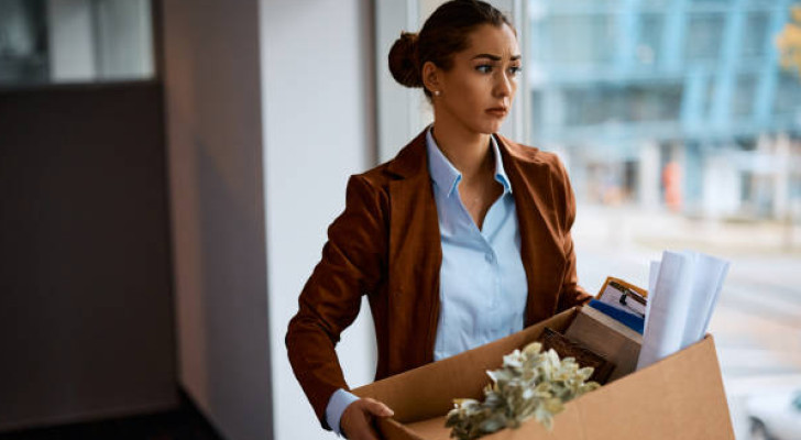 فصل موظفة مجتهدة تصل قبل موعد العمل… والقضاء يتدخل!