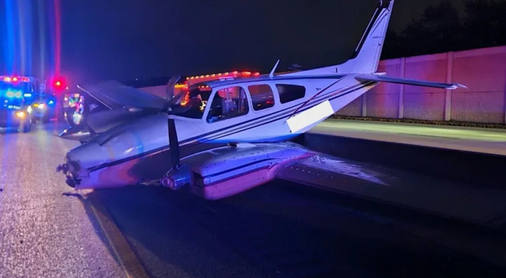 مشهد لا يصدق! طائرة تسقط مباشرة فوق سيارة على طريق سريع! (فيديو)