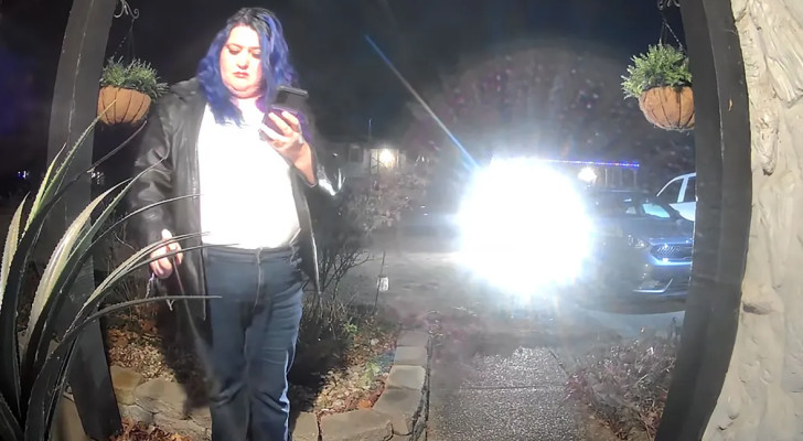 "كاميرا المنزل كشفتها!".. اعتقال عاملة توصيل وضعت مادة غريبة في الطعام!