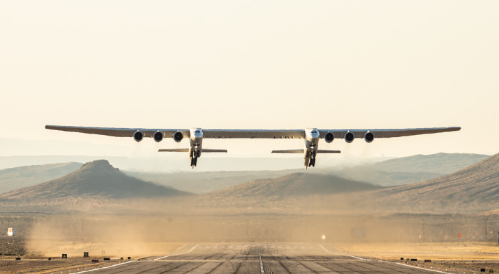 أعرض طائرة في العالم: جناحها أطول من ملعب كرة قدم كامل!