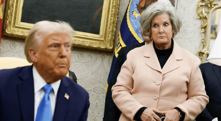 كبيرة موظفي ترامب تشبه سلوكه بمدمني الكحول والرئيس يدافع عنها!