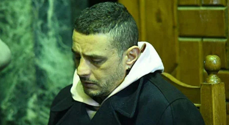 من توبيخ المتطفلين لتنظيم الحضور.. لقطات لأحمد الفيشاوي من عزاء والدته