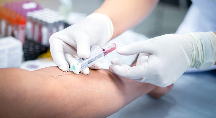 "كاد أن يموت من التسمم!".. مراهق روسي "يشرب دمه" لرفع نسبة الحديد في الجسم!