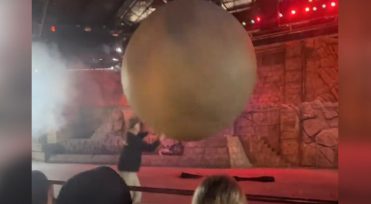 موظف في ديزني يتدخل في اللحظة الأخيرة ويمنع كارثة خلال عرض إنديانا جونز! (فيديو)