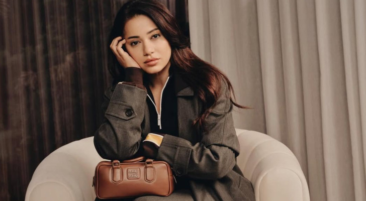 من جديد.. رحمة رياض النجمة العربية الوحيدة على صفحة Miu Miu العالمية (صور)