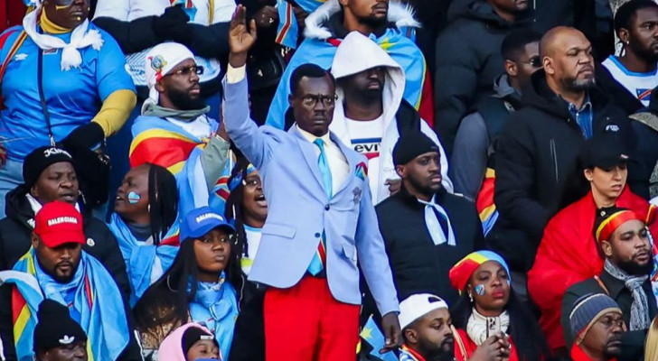 "لومومبا الفيفا".. هل حقا يقف هذا المشجع العظيم طوال الـ 90 دقيقة؟ وما قصته؟