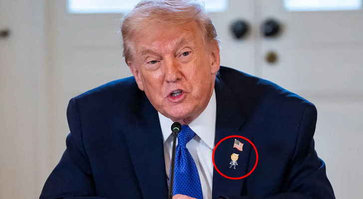 "ترامب السعيد".. دونالد ترامب يوضح سبب ارتدائه دبوسا كارتونيا يحمل صورته