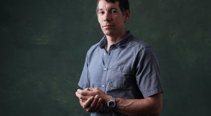 هذا الرجل سيخاطر بحياته ويتسلق ناطحة سحاب أمام العالم مباشرة!