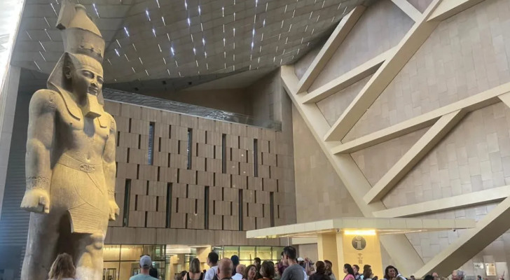 عاملة نظافة في المتحف المصري الكبير تتحول إلى حديث السوشيال ميديا