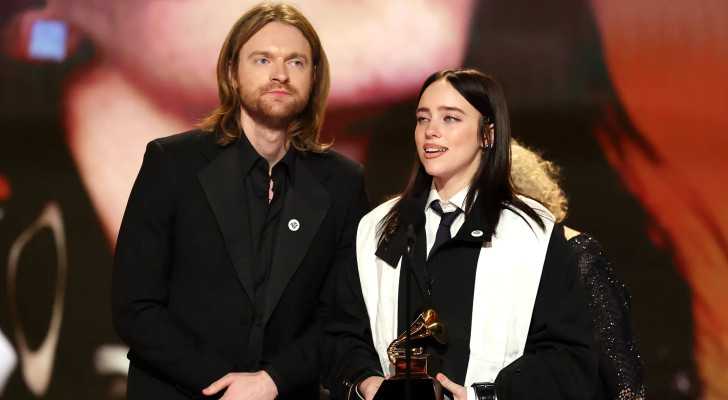 «لا أحد غير شرعي على أرض مسروقة»… رسالة قوية من بيلي آيليش على منصة غرامي 2026