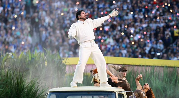 باد باني يكشف السر العاطفي خلف الرقم 64 في عرض السوبر بول