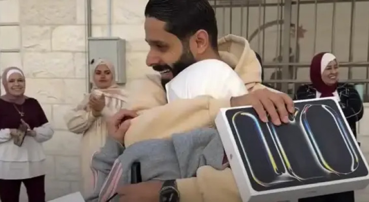 مشهد تكريم داخل مدرسة أردنية يشعل التفاعل بين مؤيد ومعارض!