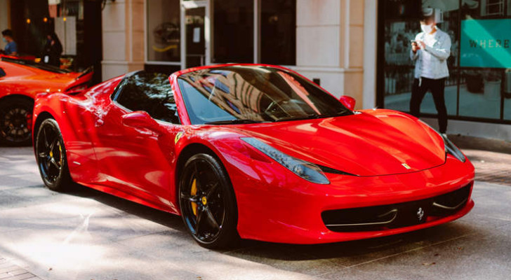 الشرطة الفرنسية توقف «مشردا» يقود فيراري بقيمة 250 ألف دولار!