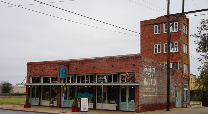 "ولدت من عملية احتيال كبرى!".. قصة أصغر ناطحة سحاب في العالم