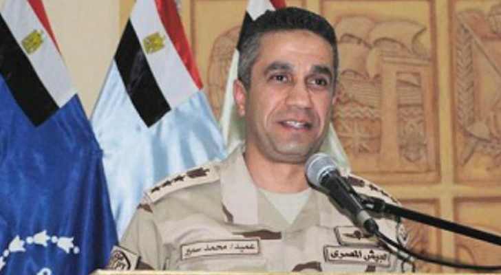 المتحدث العسكري المصري الأسبق يفاجئ الحضور باستعراض مهاراته في نط الحبل