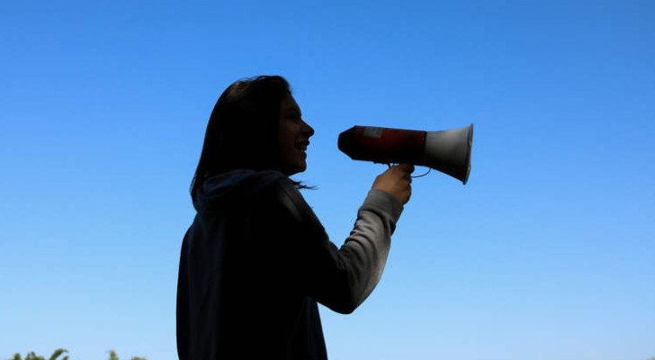 السجن لامرأة استخدمت مكبر صوت لإهانة جيرانها ليلا لمدة عامين!