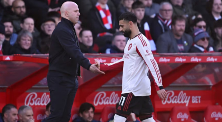 دهشة وضحكة ساخرة.. رد فعل محمد صلاح يثير الجدل بعد استبداله أمام نوتنغهام