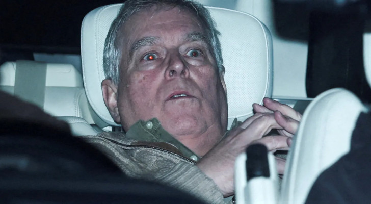 ناشطون يعلقون صورة القبض على الأمير أندرو داخل متحف اللوفر ويسخرون منه!