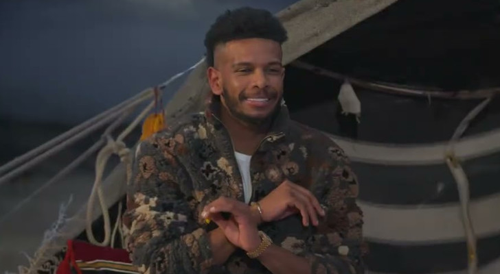 بالملايين.. علي البليهي يشعل الجدل بعد سؤال مباشر عن قيمة عقده!