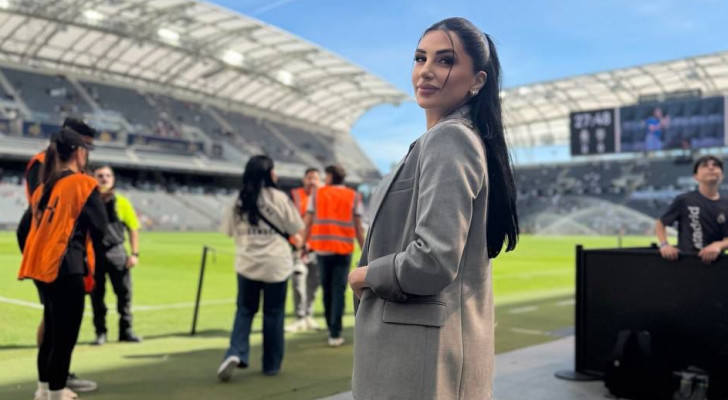 تألق لبناني-عالمي: سارينا كروس تؤدي النشيد الأميركي في مباراة أساطير ريال مدريد وبرشلونة