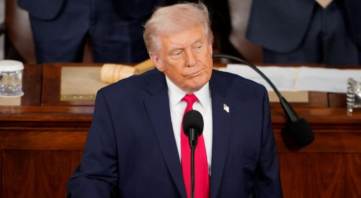 بقعة حمراء على رقبة ترامب تثير تساؤلات والطبيب الرئاسي يعلق!